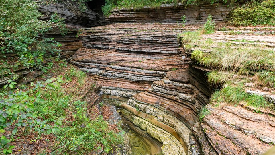 Die Brent de l’Art ist eine beeindruckende natürliche Felsformation, die an einen Canyon erinnert und sich in Sant’Antonio di Tortal, Borgo Valbelluna.