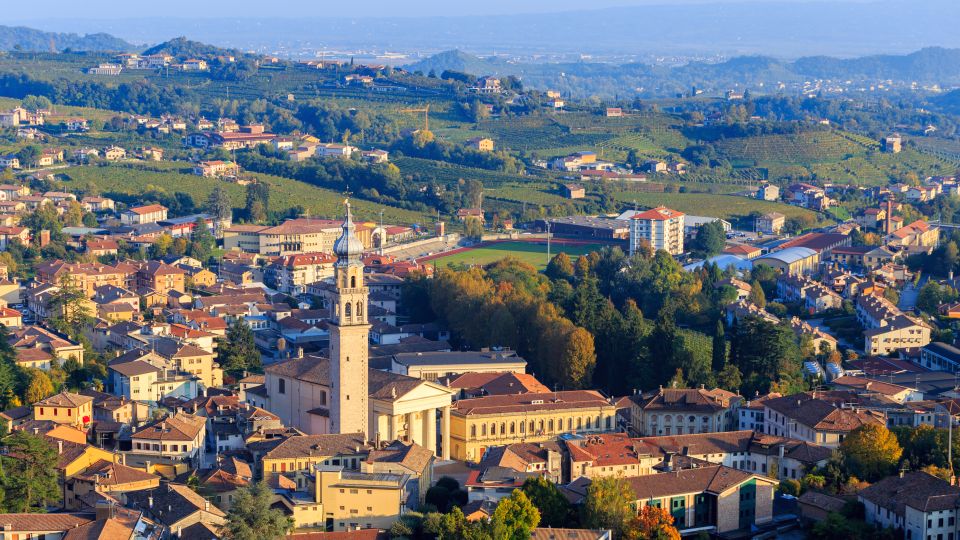 Der Duomo di Santa Maria Assunta mit seinem markanten Glockenturm prägt das Stadtbild Valdobbiadenes und strahlt Erhabenheit aus.
