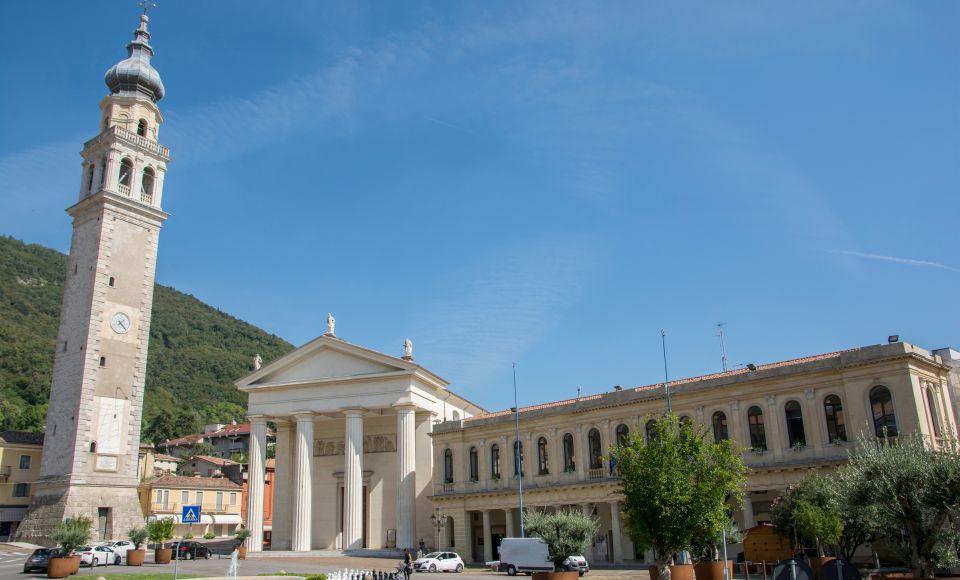 Die Piazza Marconi in Valdobbiadene ist das elegante Herz der Stadt, umgeben von Cafés, Palazzi und Blick auf die Hügel.