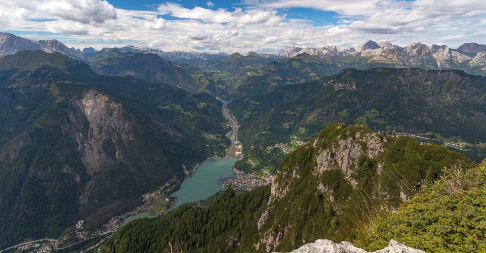 Aussicht von der Tissi-Hütte auf Alleghe und das Agordino-Tal.