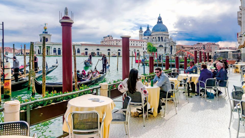 Gemütlich essen mitBlick auf die Kirche Santa Maria.