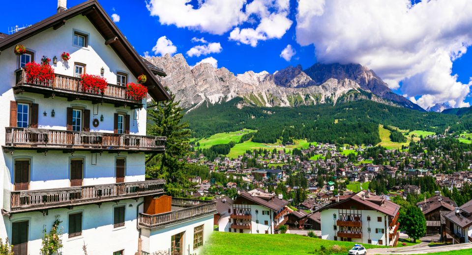 Cortina d’Ampezzo, die „Königin der Dolomiten“, besticht durch alpine Eleganz, traumhafte Panoramen und edle Bergkultur.