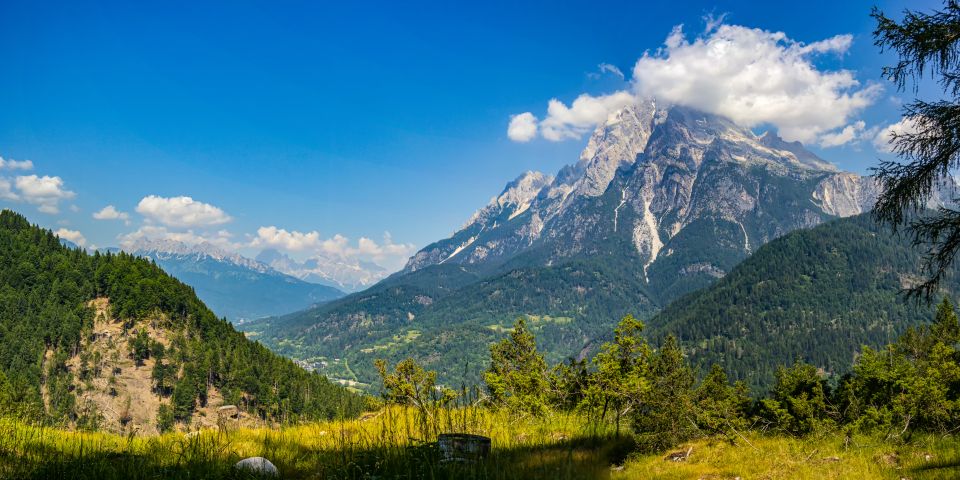Der Antelao in den Belluneser Dolomiten erhebt sich markant über dem Cadore-Tal und bietet weite, eindrucksvolle Ausblicke.