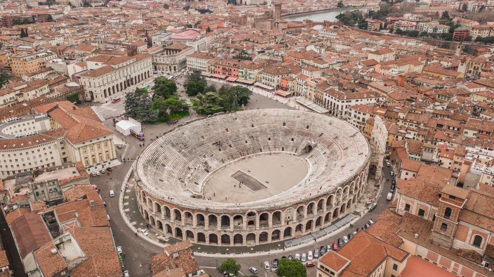 Die Arena di Verona, im 1. Jh. n. Chr. erbaut, diente römischen Spielen und ist heute ein berühmtes Opernhaus.