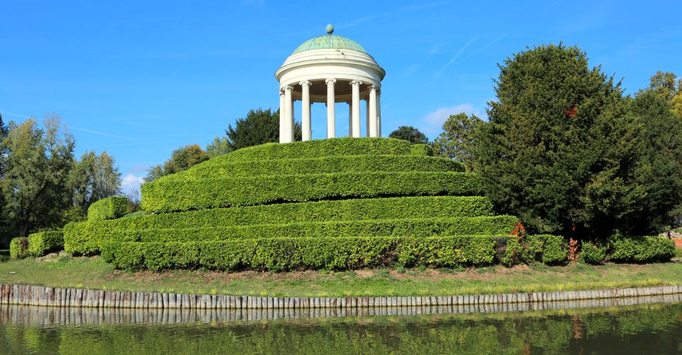 Im Parco Querini von Vicenza erhebt sich der Rundtempel Tempietto monoptero, der sich malerisch im Wasser spiegelt und Ruhe ausstrahlt.