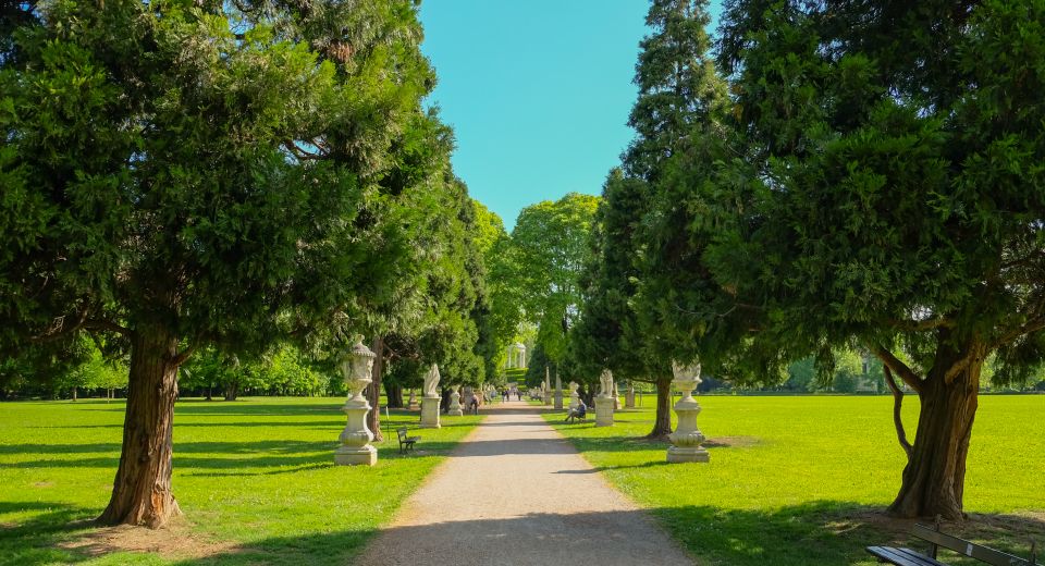 Der Parco Querini ist eine grüne Oase mit schattigen Wegen und bunten Blumenbeeten.