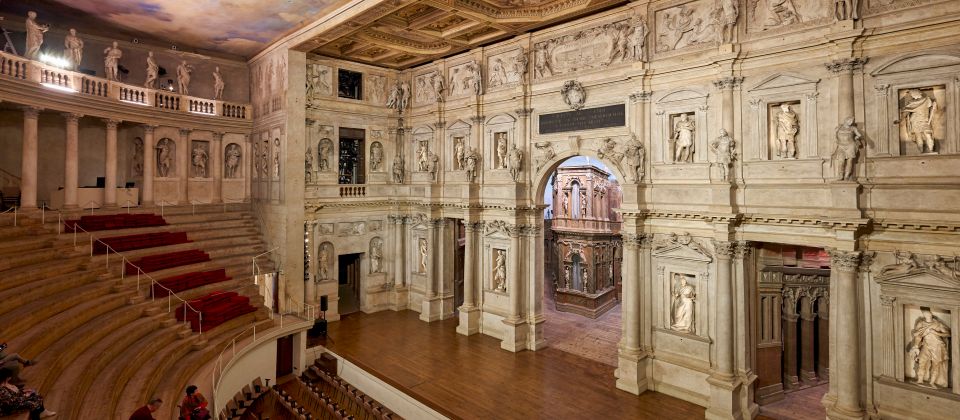 Inmitten der Gassen Vicenzas erhebt sich das Teatro Olimpico, das Zeit und Raum auf magische Weise zu durchbrechen scheint.