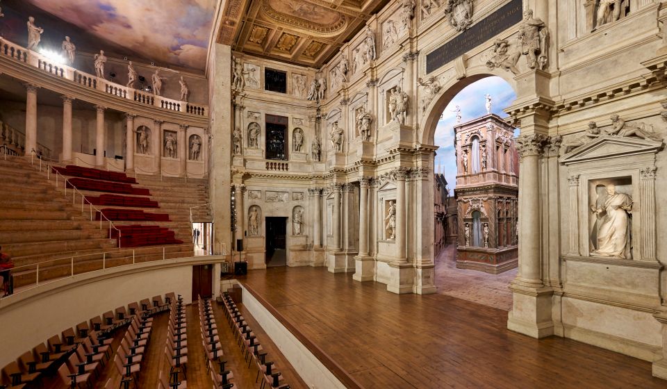 Die Palastfassade der Bühne im Renaissance-Architekturstil.