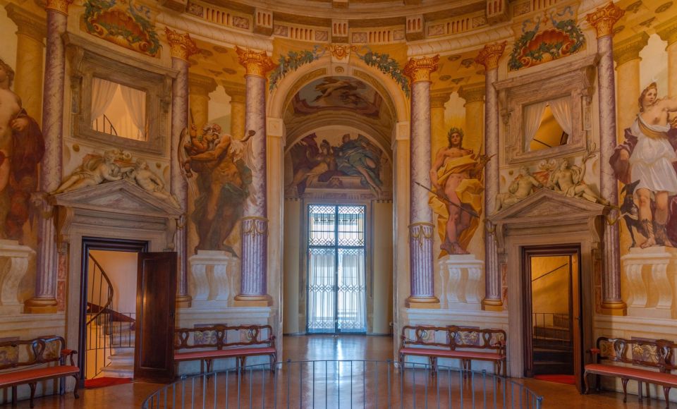 Die Villa La Rotonda in Vicenza beeindruckt außen durch Symmetrie und innen durch prächtige Fresken voller Allegorien.