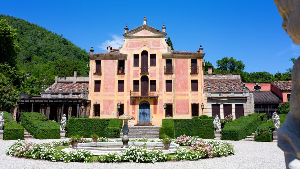 Die prachtvolle Fassade des historischen Palasts Pizzoni Ardemani aus dem 16. und 17. Jahrhundert.