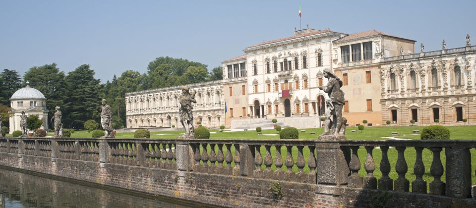 In Piazzola sul Brenta erhebt sich die Villa Contarini als majestätisches Zeugnis venezianischer Macht und barocker Kunst.
