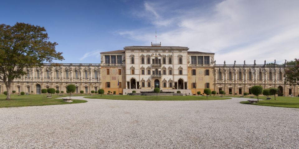 Die Villa Contarini entstand im 16. Jahrhundert als prachtvoller Landsitz der venezianischen Adelsfamilie Contarini.