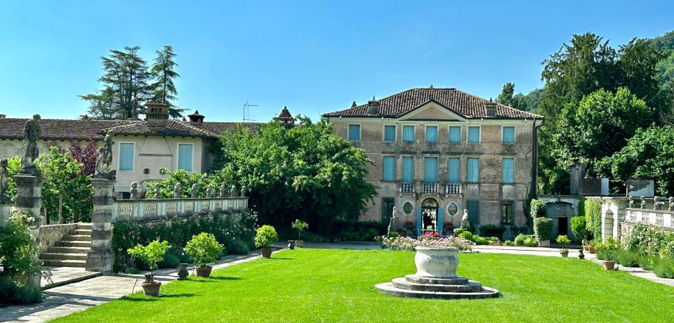 ChatGPT:Die Villa Rosa di Teolo entstand im 13. Jahrhundert und entwickelte sich von einem Wehrhaus zu einer eleganten Residenz.