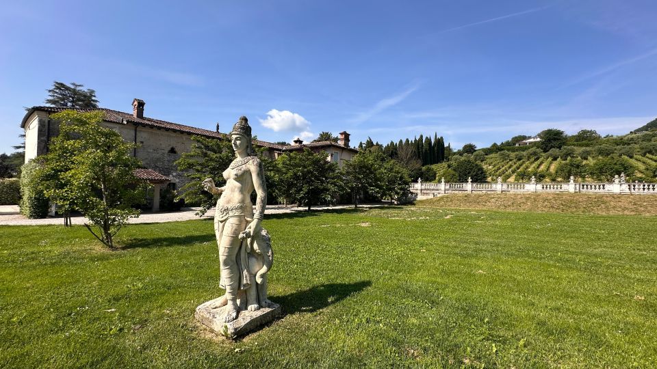 Die Gärten der Villa Rosa zieren eine Carrara-Marmor-Statue, die den asiatischen Kontinent darstellt.