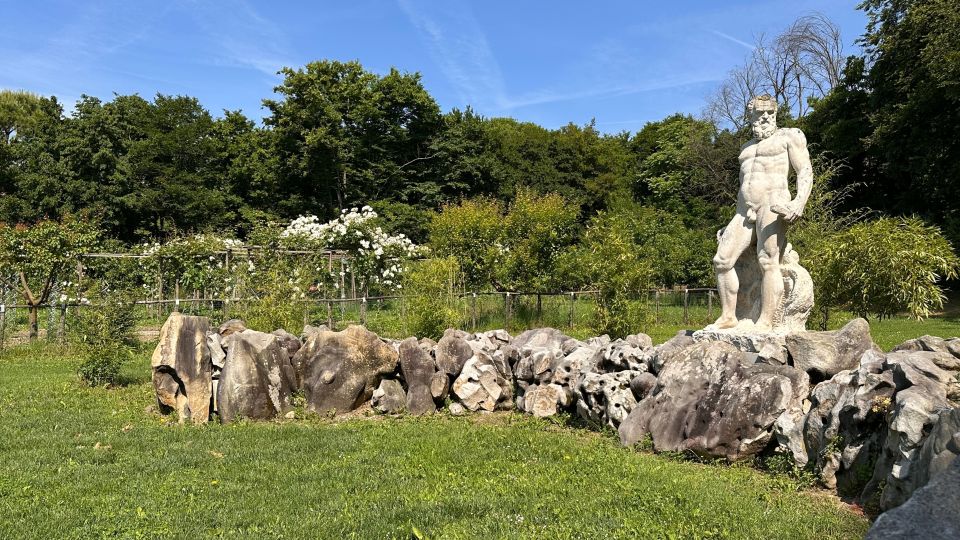 Im Garten der Villa Rosa verleihen wertvolle Statuen aus edlem Stein dem Ort Anmut, Geschichte und stille Erhabenheit.