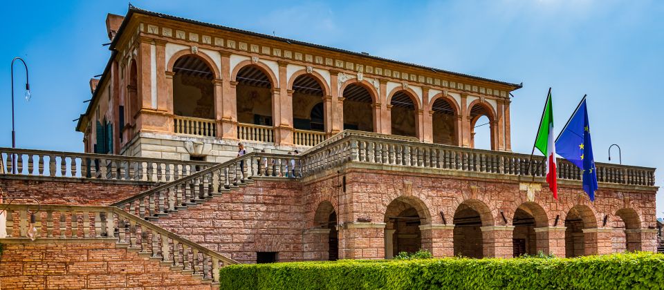Die Villa dei Vescovi in Luvigliano bei Padua erhebt sich wie ein steinernes Gedicht aus der Landschaft der Colli Euganei.