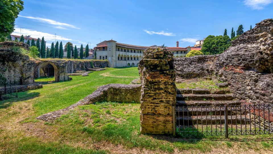 Das Amphitheater von Arezzo fasziniert mit seinen alten Mauern und macht die römische Vergangenheit der Stadt eindrucksvoll erlebbar.