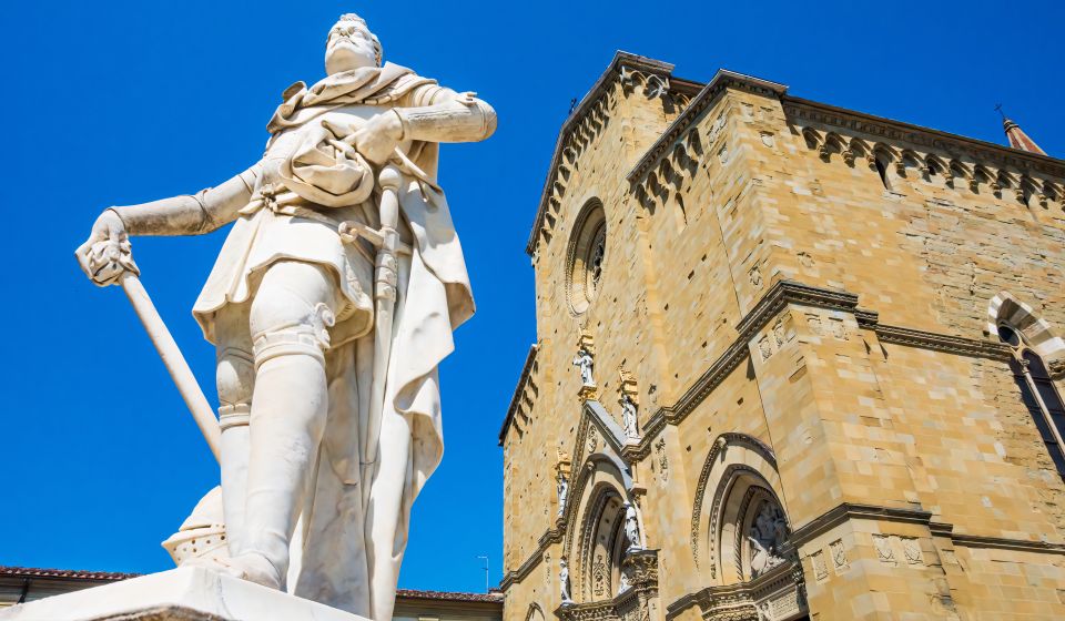 Das Monumento a Ferdinando I de' Medici vor dem Dom von Arezzo ehrt den Großherzog und erinnert an seine Bedeutung für die Stadt.