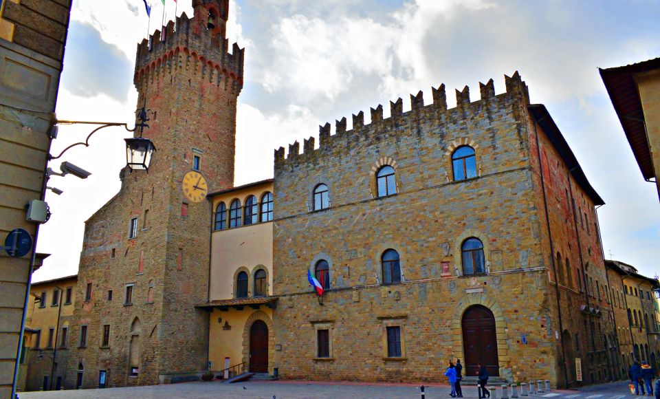 Der Palazzo dei Priori beeindruckt mit mittelalterlicher Architektur und war einst das politische Zentrum der Stadt.