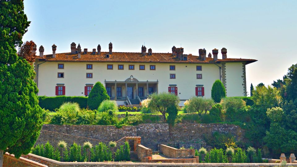Die Villa Medicea La Ferdinanda beeindruckt mit klarer Renaissance-Architektur und ihren vielen Kaminen, eingebettet in die Hügel von Artimino.
