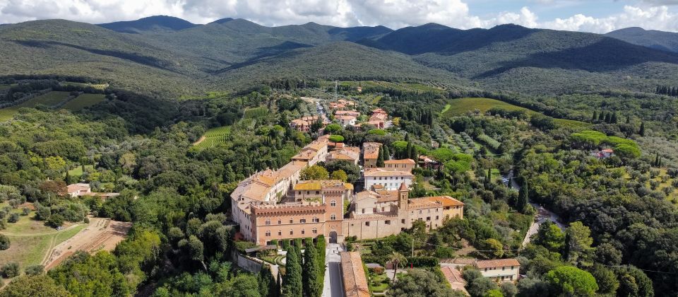 Bolgheri ist ein malerisches Dorf in der Provinz Livorno, das durch Wein, Geschichte und toskanische Naturfaszinationen.