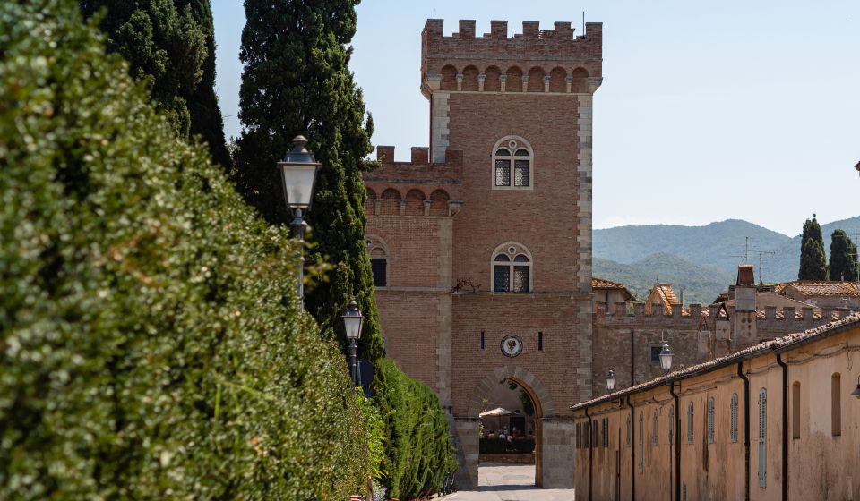 Das Castello von Bolgheri wacht mit seinen roten Backsteinmauern über das Dorf und prägt dessen einzigartiges mittelalterliches Flair.