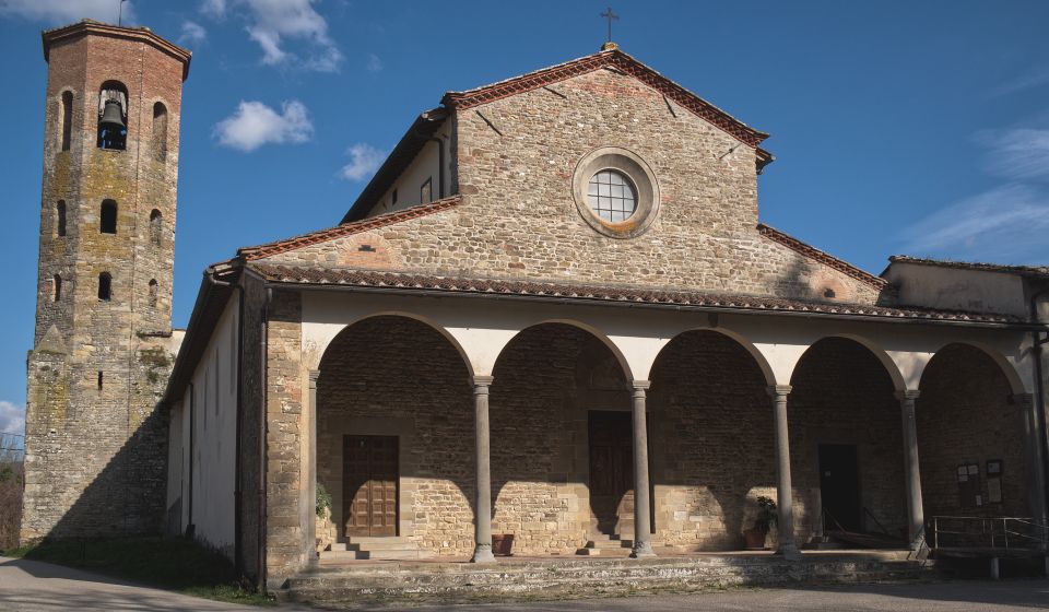 Die Pieve di San Giovanni Maggiore bei Borgo San Lorenzo besticht durch romanische Architektur und friedvolle toskanische Atmosphäre.