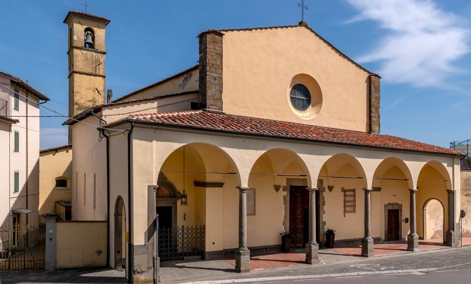Die Pieve di San Michele beeindruckt mit romanischen Formen, schlichter Fassade und ihrer kunsthistorischen Bedeutung im Ortskern.