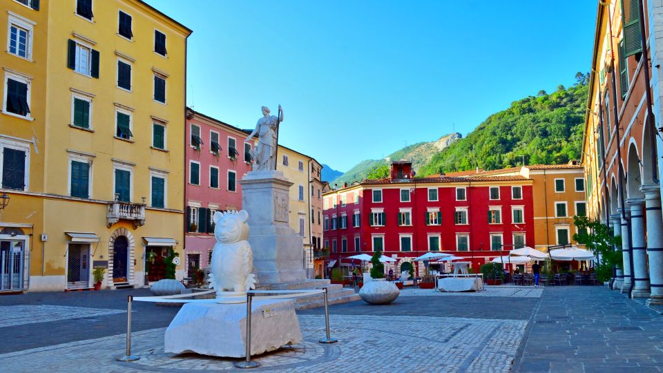 Die Piazza Alberica in Carrara beeindruckt mit eleganten Marmorfassaden, weiten Perspektiven und einer harmonischen, historischen Platzanlage.