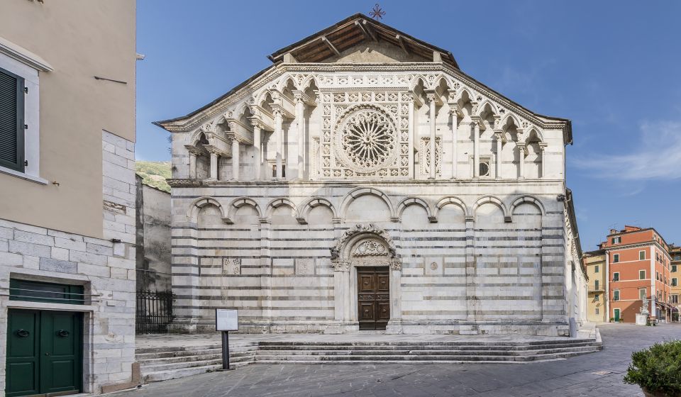 Der Duomo di Sant’Andrea in Carrara besticht durch seine romanische Architektur aus weißem Marmor und seine eindrucksvolle, klare Fassade.