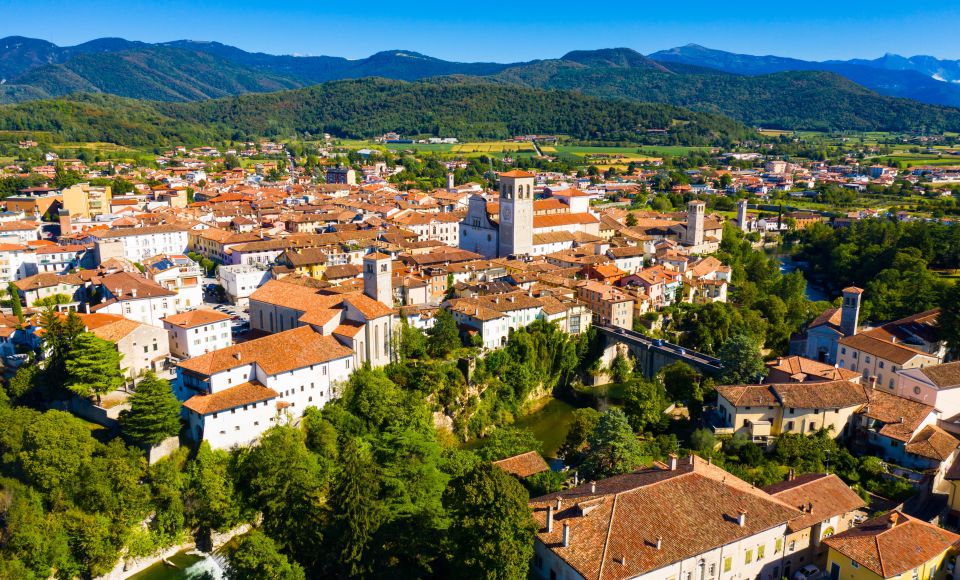 Cividale del Friuli liegt malerisch am Natisone, eingebettet zwischen sanften Hügeln und den Ausläufern der Julischen Alpen.