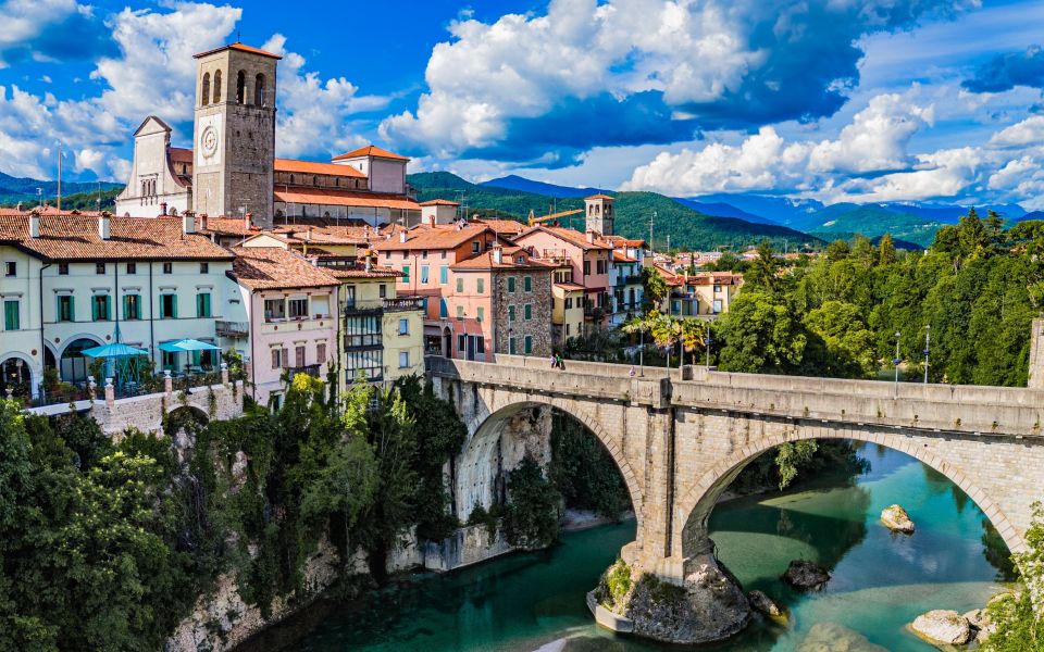 Die Ponte del Diavolo spannt sich kühn über den Natisone und gilt als das markante Wahrzeichen Cividales.
