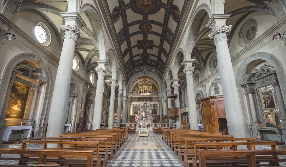 Im Inneren der Concattedrale di Santa Maria Assunta schaffen Rundbögen, freskierte Kapellen und sanftes Licht eine ruhige, feierliche Stimmung.