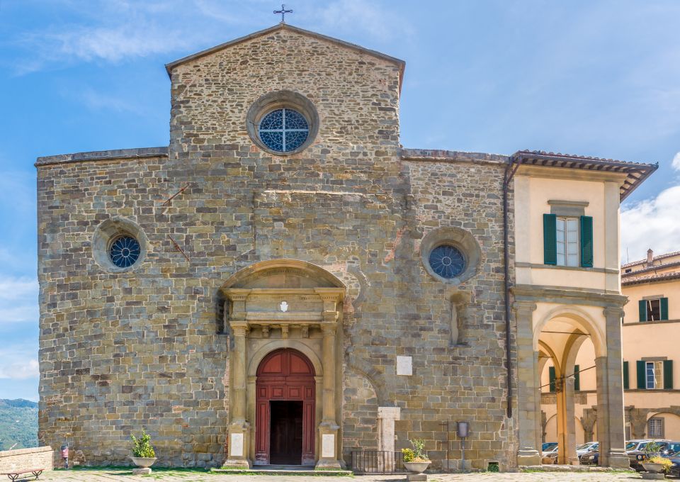 Die Concattedrale di Santa Maria Assunta zeigt eine schlichte, elegante Fassade aus warmem Stein und fügt sich harmonisch ins Stadtbild ein.