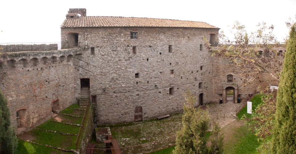 Die Fortezza del Girifalco thront über Cortona und bietet mit ihren historischen Mauern und weiten Panoramen ein eindrucksvolles Erlebnis.