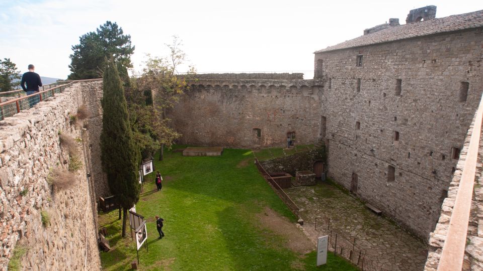 Die Besichtigung der Fortezza del Girifalco bietet eindrucksvolle Einblicke in Geschichte, Architektur und atemberaubende Ausblicke über Cortona.