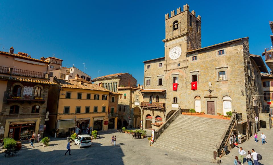 Auf der Piazza del Repubblica befindet sich neben der großzügigen Freitreppe der als Uhrturm ausgeprägte Rathausturm.