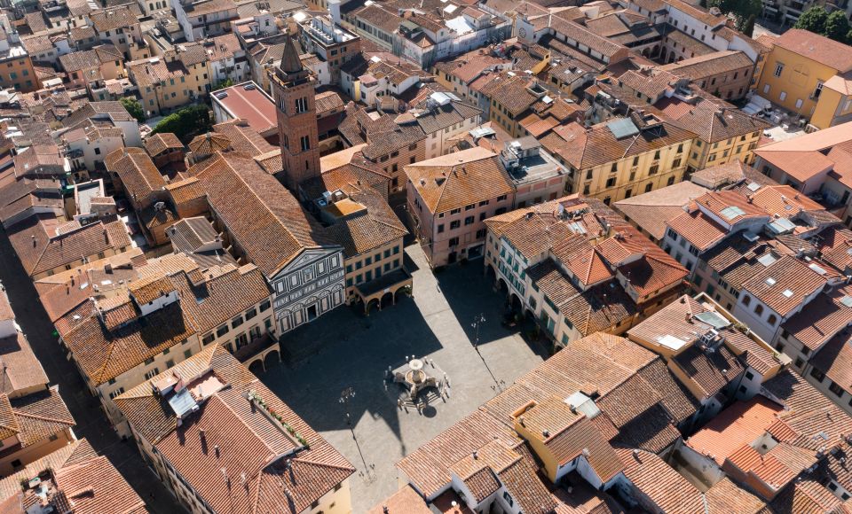 Aus der Drohnenperspektive zeigt die Piazza Farinata degli Uberti in Empoli ihre harmonische Geometrie und toskanische Eleganz.