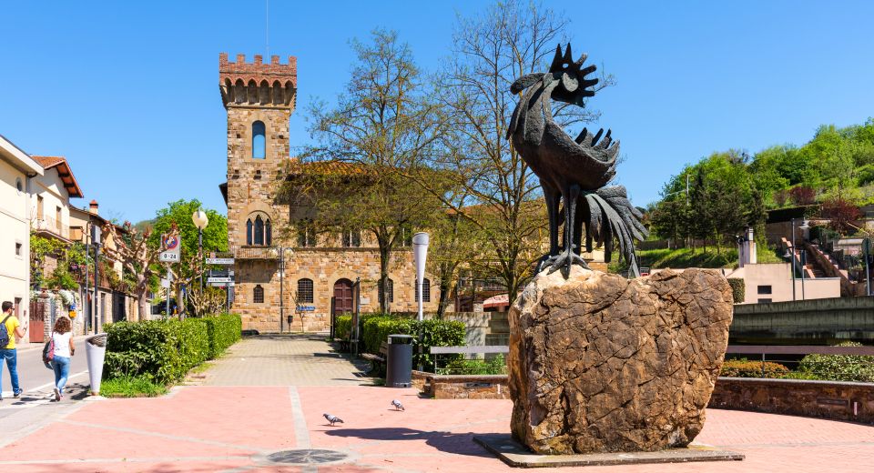 Vor dem Palazzo della Torre erinnert die Statue des Gallo Nero stolz an die Tradition des Chianti Classico.