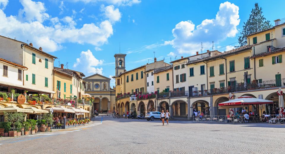 Die Piazza Giacomo Matteotti das lebendige Herz des Ortes, voller Geschichte, Genuss und Atmosphäre.
