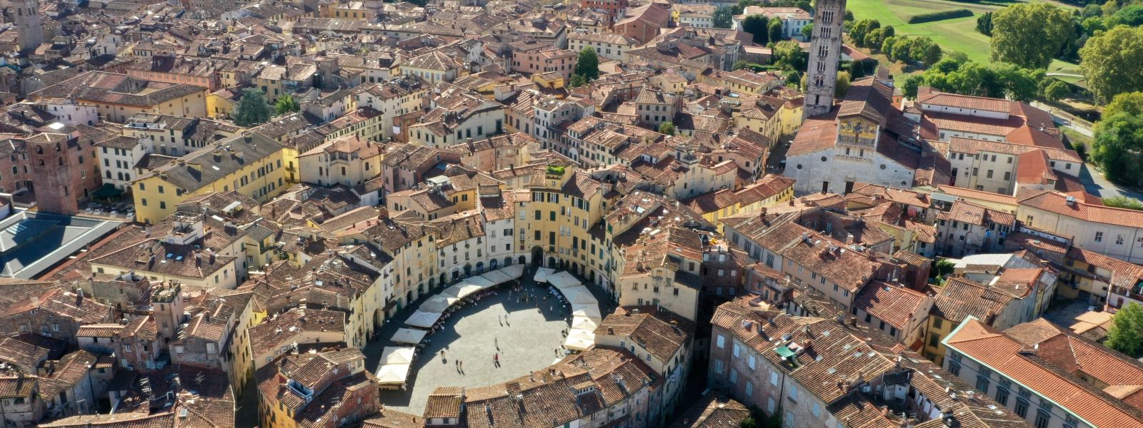 Lucca ist eine charmanteste Stadt und berühmt für ihre vollständig erhaltene Renaissance-Stadtmauer.