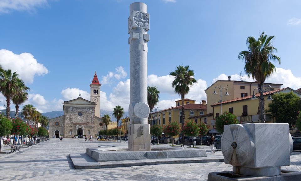 Die Parrocchia della Sacra Famiglia besticht durch moderne klare Formen und ihre helle, einladende Innenatmosphäre.