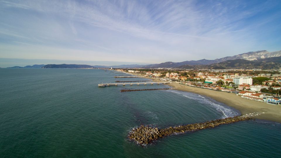 Die Strände von Marina di Massa sind breit, feinsandig und familienfreundlich, mit flachem Wasser und einer langen, lebhaften Promenade.