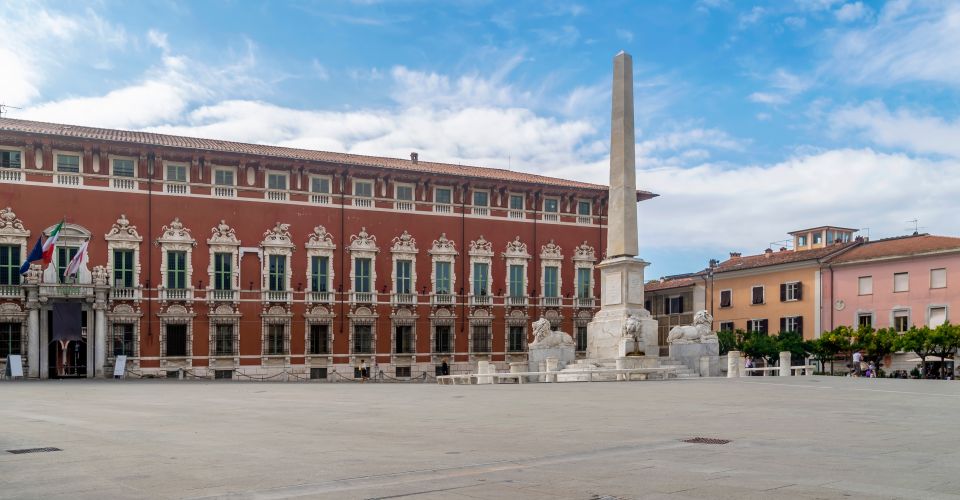 Der Palazzo Ducale in Massa beeindruckt mit seiner eleganten Architektur und bildet das historische und repräsentative Herz der Stadt.