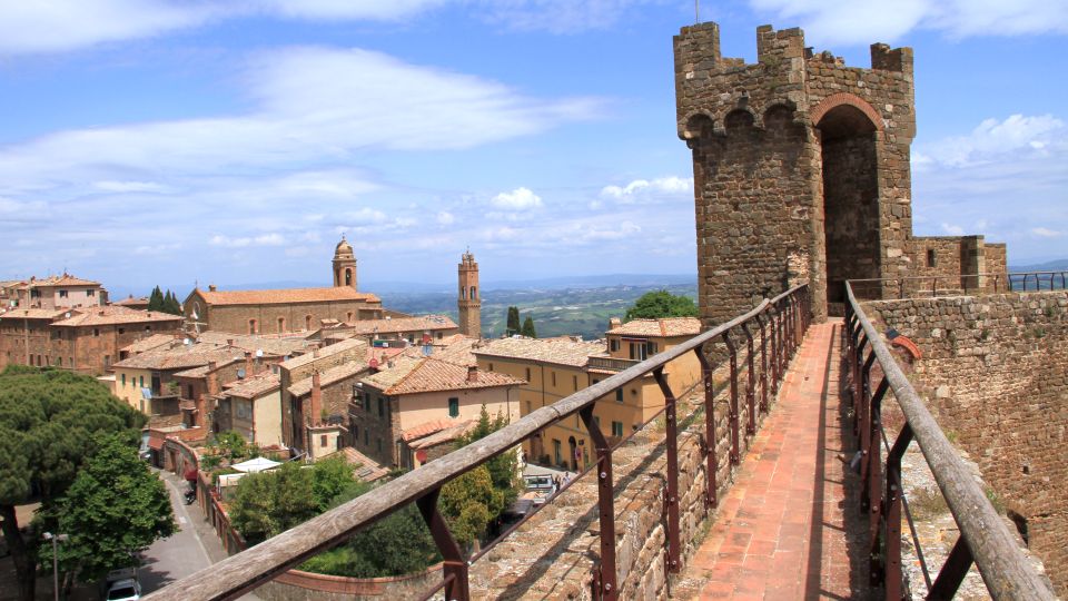 Ein Rundgang auf den Mauern der Fortezza di Montalcino eröffnet grandiose Ausblicke über Stadt, Weinberge und Hügel.
