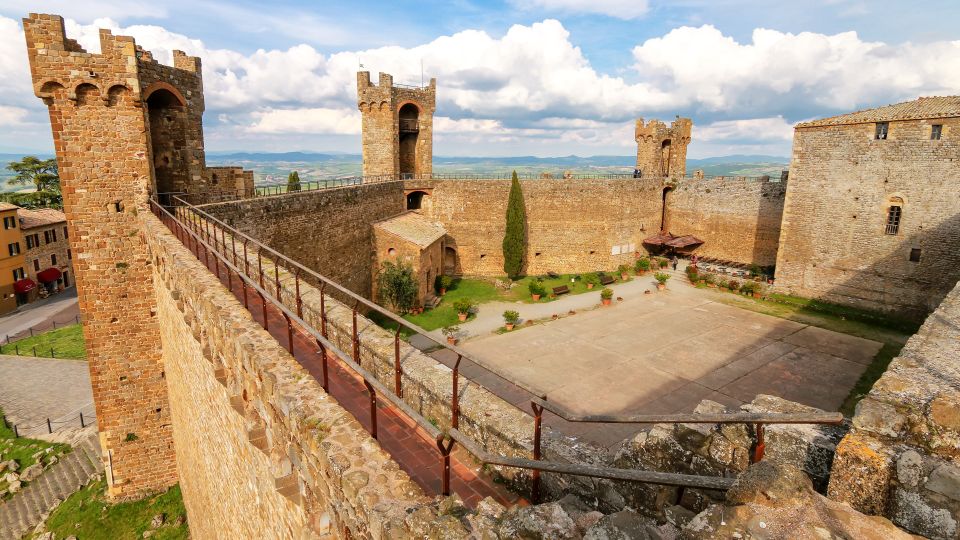 Im Innenhof der Fortezza di Montalcino verbinden sich Geschichte, Stille und toskanische Atmosphäre zu zeitloser Harmonie.
