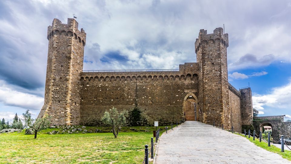Die mächtige Rocca di Montalcino aus dem 14. Jahrhundert bietet Geschichte, Aussicht und den Geist mittelalterlicher Stärke.