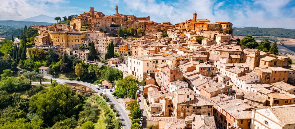 Die historische Stadt Montepulciano liegt auf einem Hügel und bietet daher eine atemberaubende Aussicht auf die umliegende Landschaft.