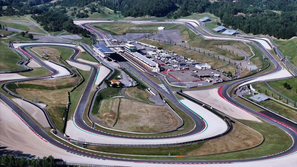 Der Mugello Circuit vereint modernsten Rennsport mit toskanischer Landschaft – hier schlägt das Herz italienischer Geschwindigkeit.