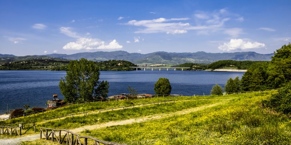 Der Lago di Bilancino im Mugello ist ein idyllischer Stausee, ideal zum Schwimmen, Segeln und Entspannen in Natur.